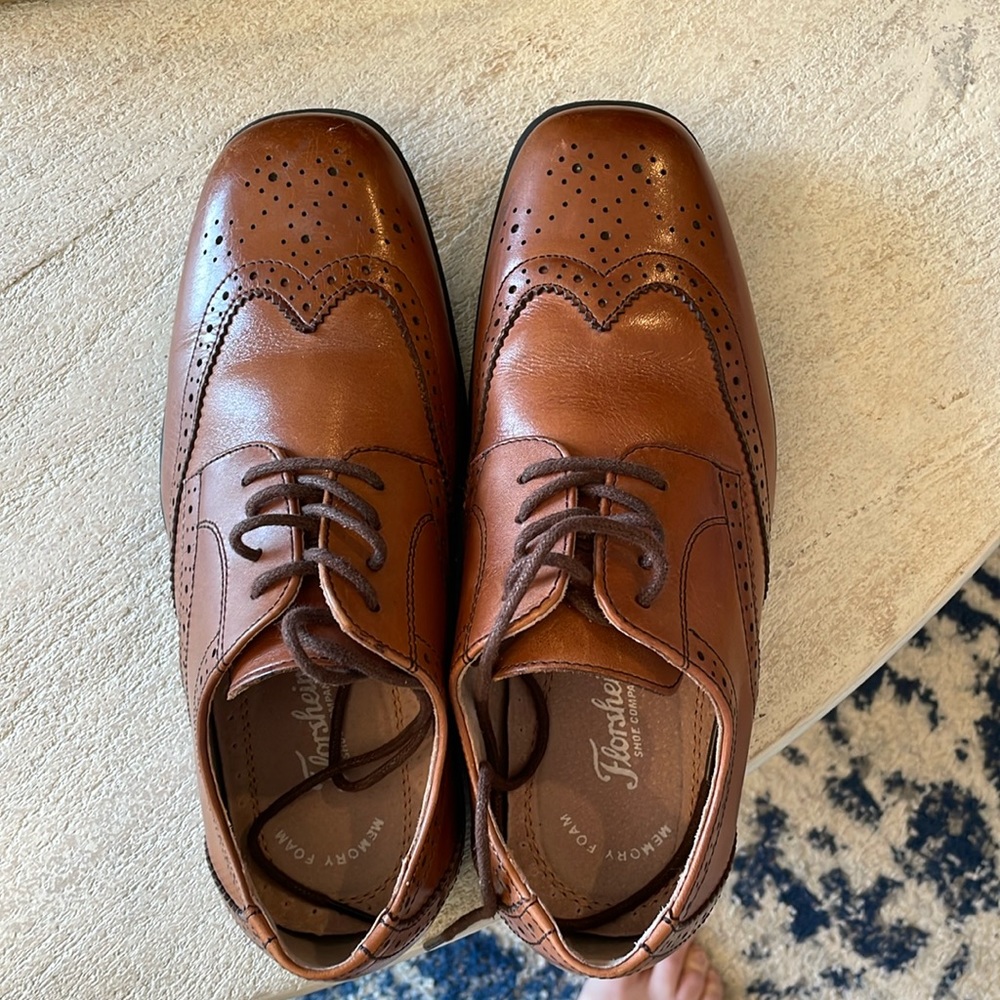 Florsheim kids size 4 dress shoe in brown